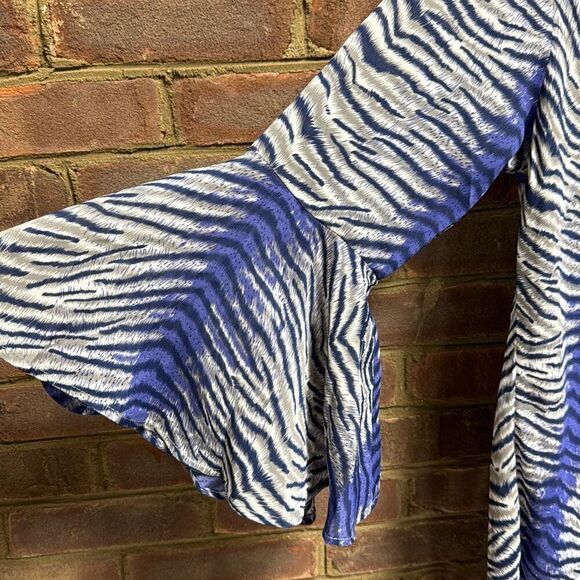 Larsen Gray Women’s Blue Animal Print Bell Sleeve Tunic Size Medium - Picture 3 of 8